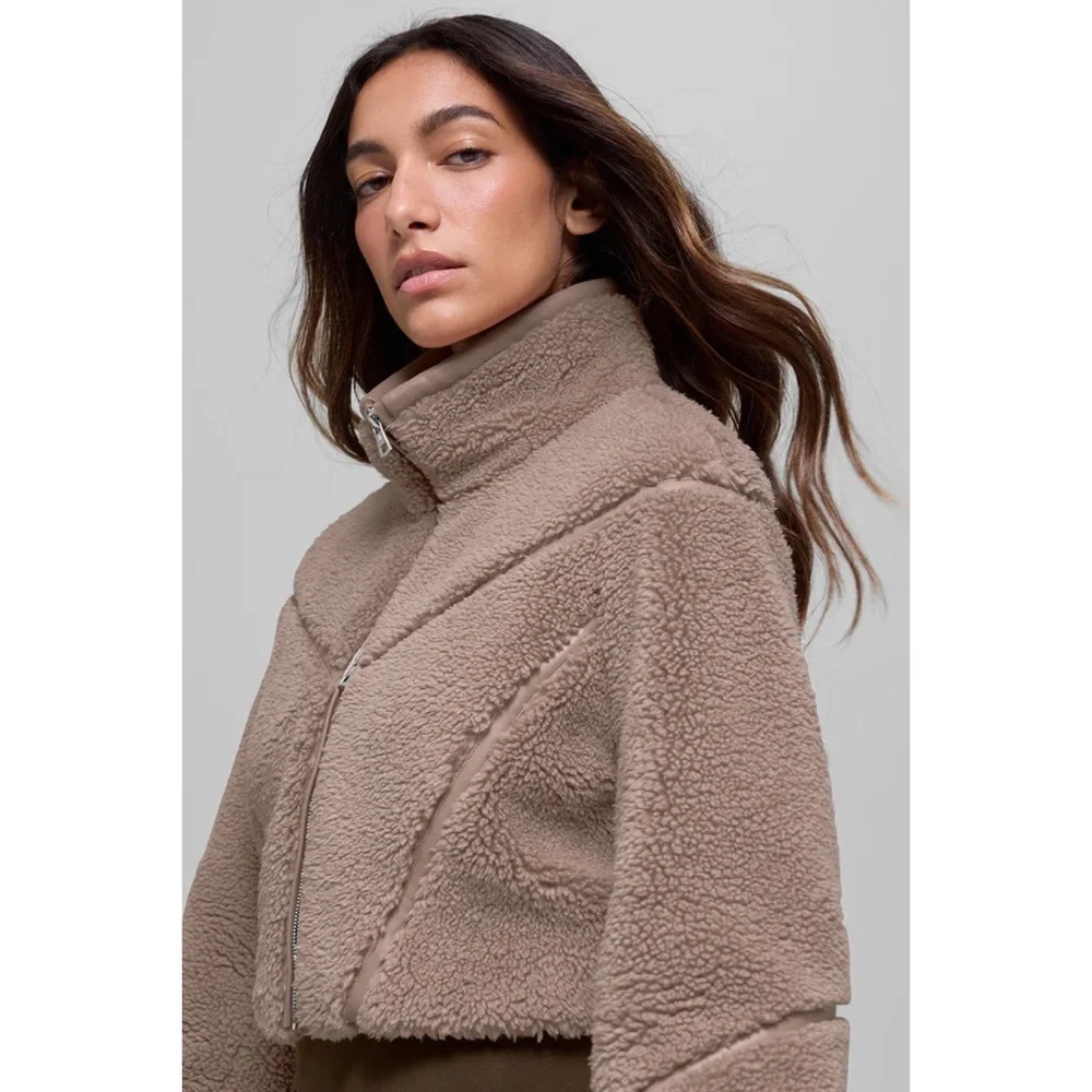 Alo Yoga Sherpa Cropped Slope Side Jacket Chai Latte XS